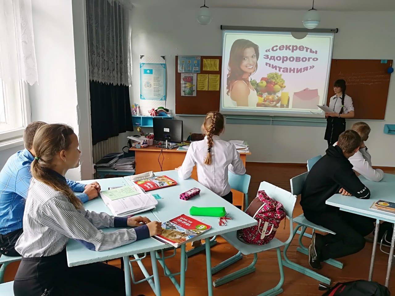 В рамках реализации партийного проекта "Школьные столовые" 15.05.2019, в 9 классе был проведен классный час на тему: "Секреты здорового питания"