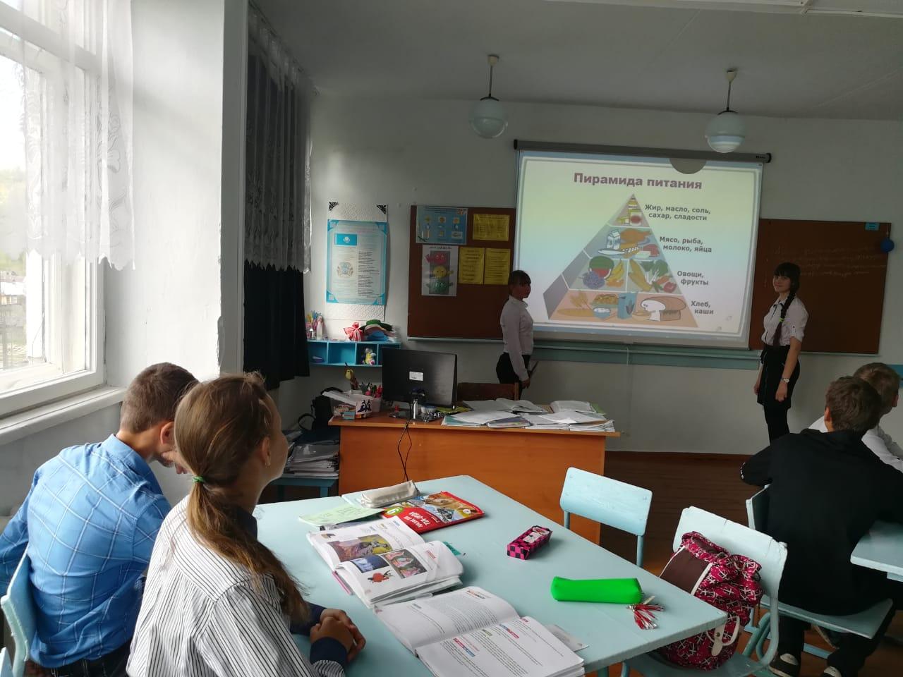В рамках реализации партийного проекта "Школьные столовые" 15.05.2019, в 9 классе был проведен классный час на тему: "Секреты здорового питания"